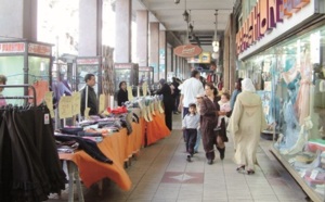 Les commerces saisonniers fleurissent à l'approche de l'Aïd : Les magasins de vêtements pour enfants pris d'assaut par les clients