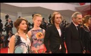 Au sixième jour du Festival de Venise : Olivier Assayas rend hommage aux années 70 Au sixième jour du Festival de Venise : Olivier Assayas rend hommage aux années 70