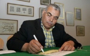 Splendeur de la calligraphie arabe : L’artiste Mohamed Qarmad séduit  Santiago