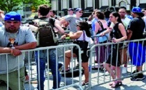 Pourquoi les gens font-ils la queue devant les magasins Apple ?