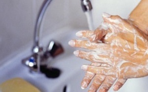 Les mains, bastion des microbes