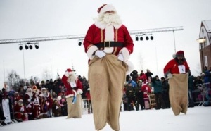 En Laponie, les Pères Noël s'échauffent avant la distribution des cadeaux