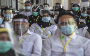Record hebdomadaire de contaminations dans le monde, l'Angleterre serre la vis