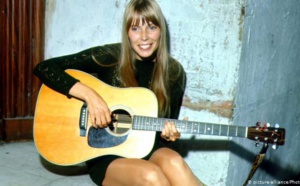 Cinq ans après un anévrisme, la chanteuse Joni Mitchell “lutte ” toujours pour remarcher