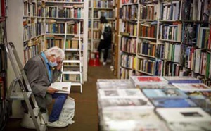 Fermées pour le confinement, les petites librairies anglaises s ’ organisent pour rivaliser avec Amazon