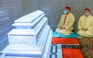 S.M le Roi Mohammed VI se recueille sur la tombe de S.M Hassan II