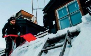 En Suède, les “déneigeurs du ciel” bravent le vertige sur les toits