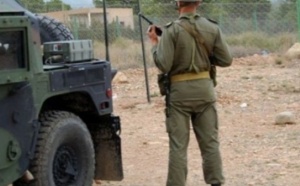 Les forces tunisiennes pourchassent deux groupes armés près de l'Algérie