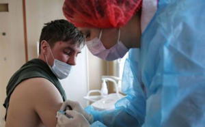 Le régulateur européen “convaincu” des bénéfices du vaccin AstraZeneca