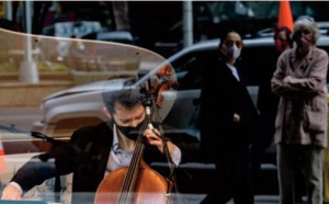 Des musiciens dans la vitrine