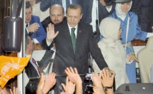 Des milliers de partisans acclament Recep Tayyip Erdogan à son retour du Maghreb