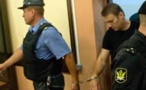 La justice russe remet l’opposant Navalny en liberté surveillée