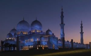 La mosquée Sheikh Zayed bin Sultan al Nahyan : Le plus grand tapis et le plus grand lustre du monde