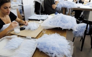 Le travail minutieux des plumassières sur les robes haute couture