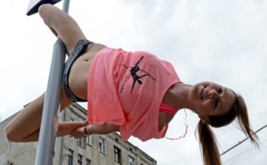 Des Polonaises s'exercent à la pole dance dans la rue