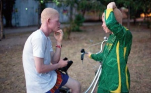 A Kinshasa, les albinos sont protégés par un catcheur
