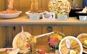 Au restaurant, les faux aliments  en plastique font recette au Japon