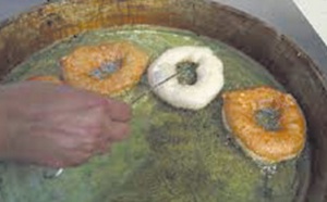 La préparation de beignets traditionnels, un métier qui lutte pour sa survie