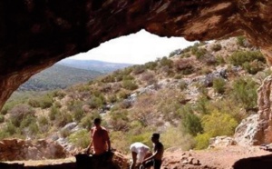 Découverte d'éléments de parure à la grotte de Bizmoune