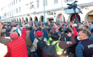 La foule investit la rue