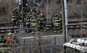 Recherche des causes du déraillement d’un train à New York