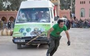 Le cascadeur marocain Hammad Bouaazail se produit à Dakar