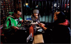 En Iran, un restaurant fait manger ses clients en “ prison ” pour aider les détenus
