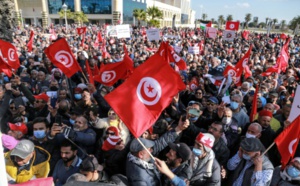 Kais Saied étend son pouvoir sur le système judiciaire, lesTunisiens protestent