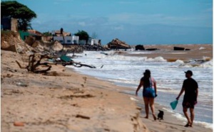 Au Brésil, une cité balnéaire disparaît sous la mer