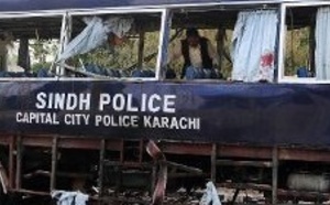 11 policiers tués et 40 blessés dans un attentat à Karachi