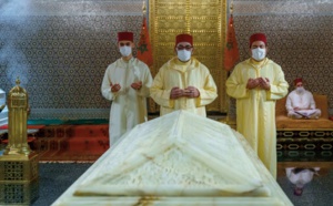 S.M le Roi, Amir Al Mouminine, se recueille sur la tombe de Feu S.M le Roi Mohammed V