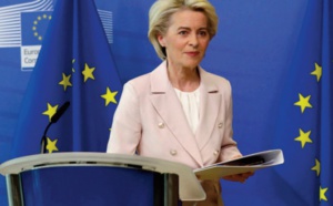 Bruxelles propose un embargo progressif sur le pétrole russe et l'exclusion de la principale banque de Swift