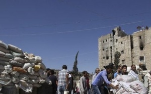Première distribution d'aides dans les quartiers rebelles d'Alep