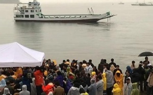 Des milliers de personnes  au mémorial des victimes  du ferry sud-coréen naufragé
