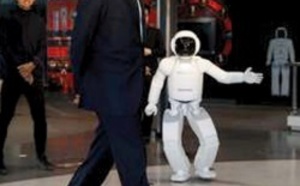 Obama joue au foot avec un robot japonais
