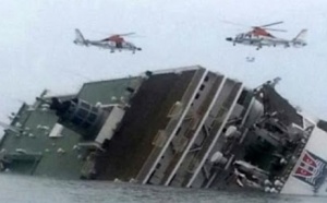 Course des plongeurs pour récupérer les corps du ferry sud-coréen naufragé