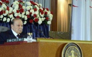 Bouteflika prête serment avec de grandes difficultés