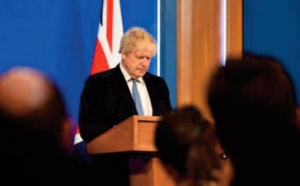 Boris Johnson se bat pour son poste en pleine vague de démissions dans son gouvernement