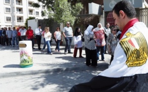 Un mort dans des heurts entre pro et anti-Morsi au Caire