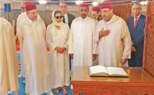 Driss Lachguar signe dans le Livre d’or du Mausolée Mohammed V