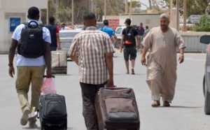 Libyens et ressortissants étrangers fuient en masse le pays