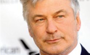 Alec Baldwin poursuit l’équipe du film “Rust” pour négligence