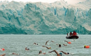 Au pied d’un glacier, des sexagénaires nagent dans des eaux polaires