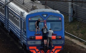 En Russie, les "zatseperi"  courent sur les toits des trains pour braver l'ennui