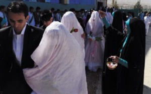 ​A Kaboul, les mariages collectifs anti "bling bling" ont le vent en poupe