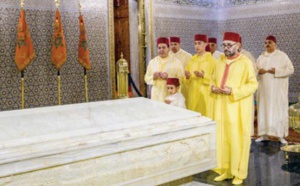 S.M le Roi, Amir Al Mouminine, se recueille sur la tombe de Feu S.M le Roi Mohammed V