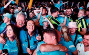 Les fans de Manchester City célèbrent la fin d'une longue attente