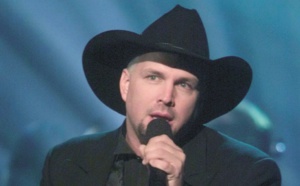 Garth Brooks devient le chanteur qui a vendu le plus d’albums aux Etats-Unis