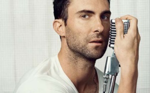 ​Adam Levine agressé par une fan hystérique en plein concert !