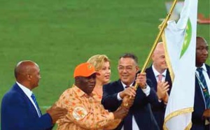 Le drapeau de la CAN 2025 remis par Alassane Ouattara au président de la FRMF